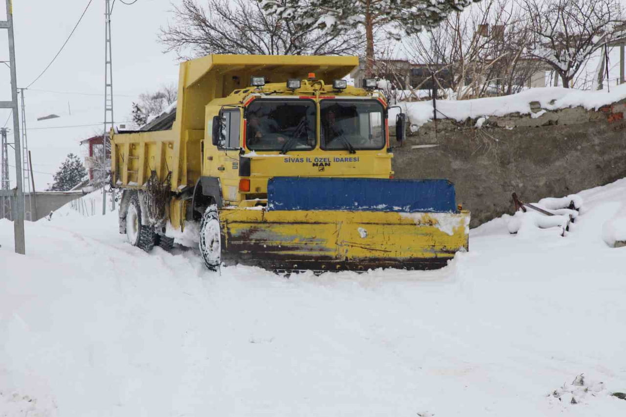 SİVAS’IN KARALAR KÖYÜ’NDE RAHATSIZLANAN 58 YAŞINDAKİ VATANDAŞ, KARLA MÜCADELE EKİPLERİNİN...