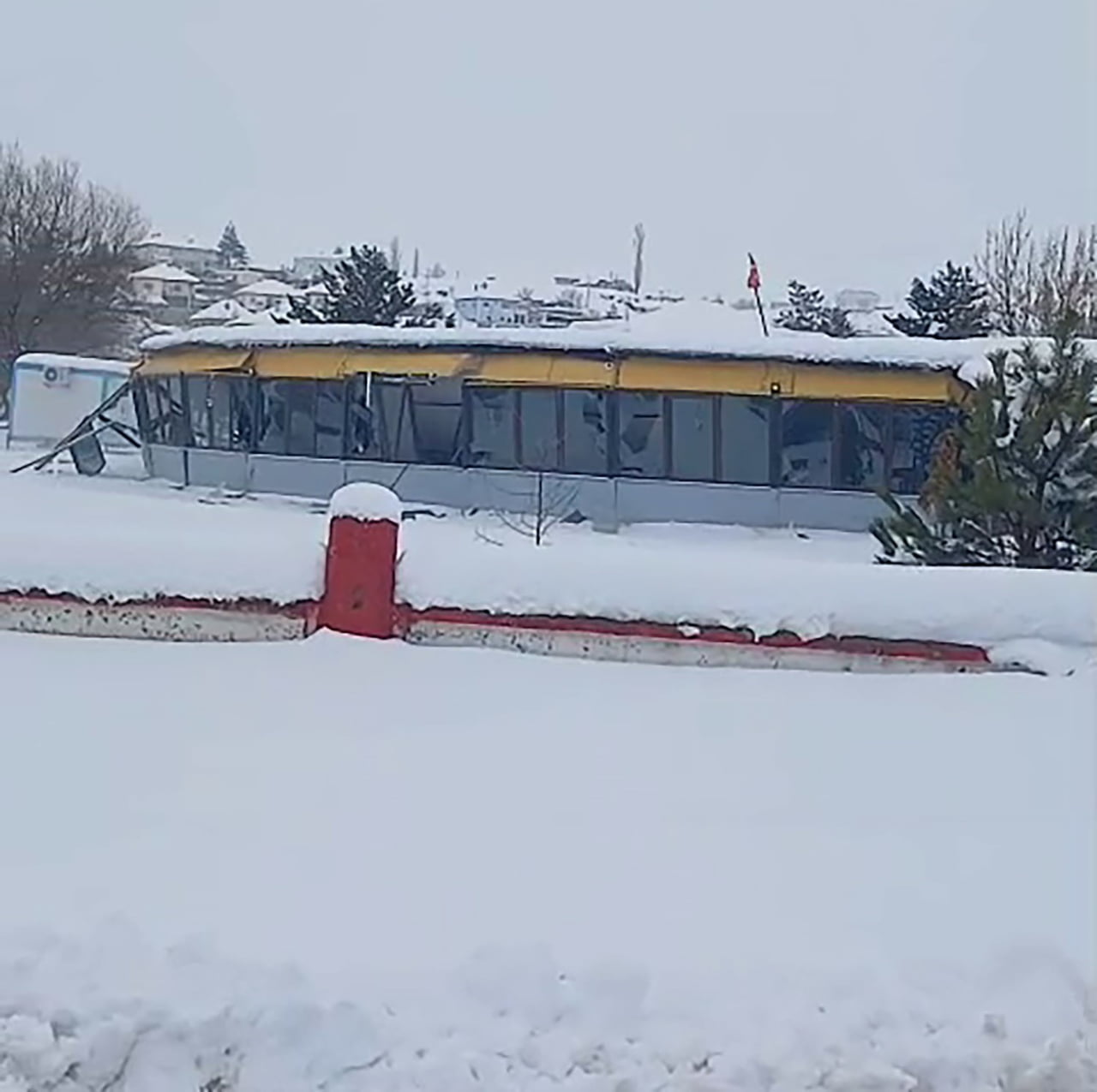 SİVAS’IN SIZIR BELDESİNDE DÜĞÜN SALONUNUN ÇATISI YAĞAN KARIN AĞIRLIĞINA DAYANAMAYARAK ÇÖKTÜ, O...