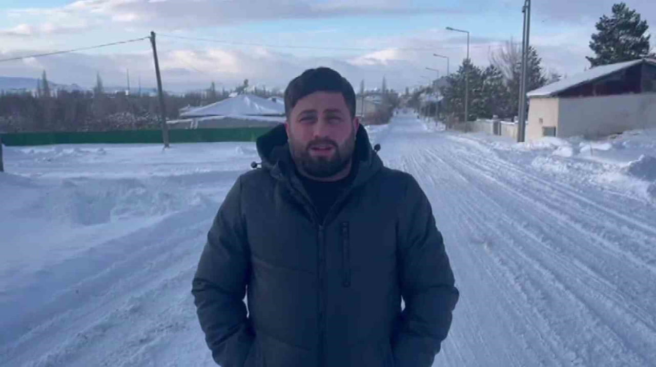 SİVAS’IN ULAŞ İLÇESİNDE BİR VATANDAŞ, YOL ÜZERİNDE DONMAK ÜZERE OLAN KEDİYİ KURTARARAK EVİNE...