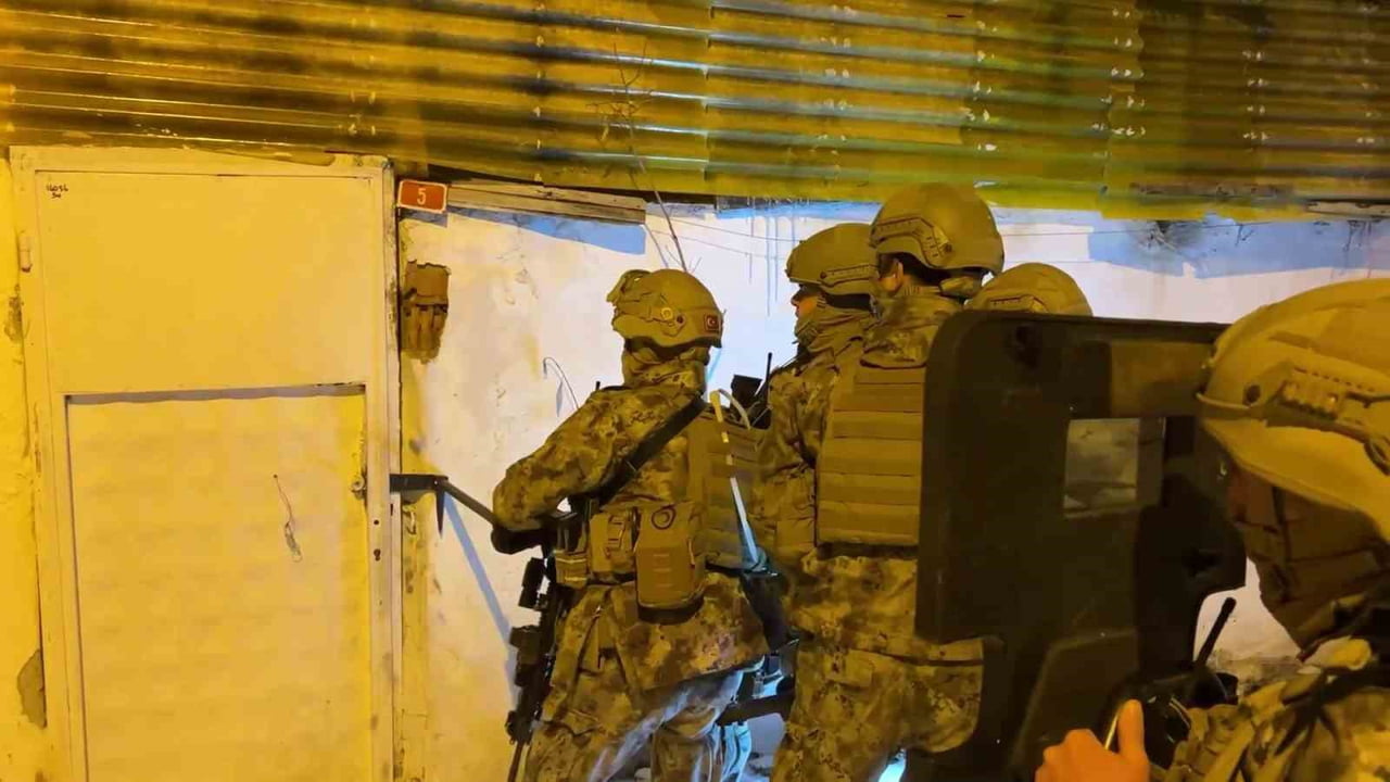 SİVAS MERKEZLİ 3 İLDE GERÇEKLEŞTİRİLEN SİBER DOLANDIRICILIK OPERASYONUNDA GÖZALTINA ALININ 18...