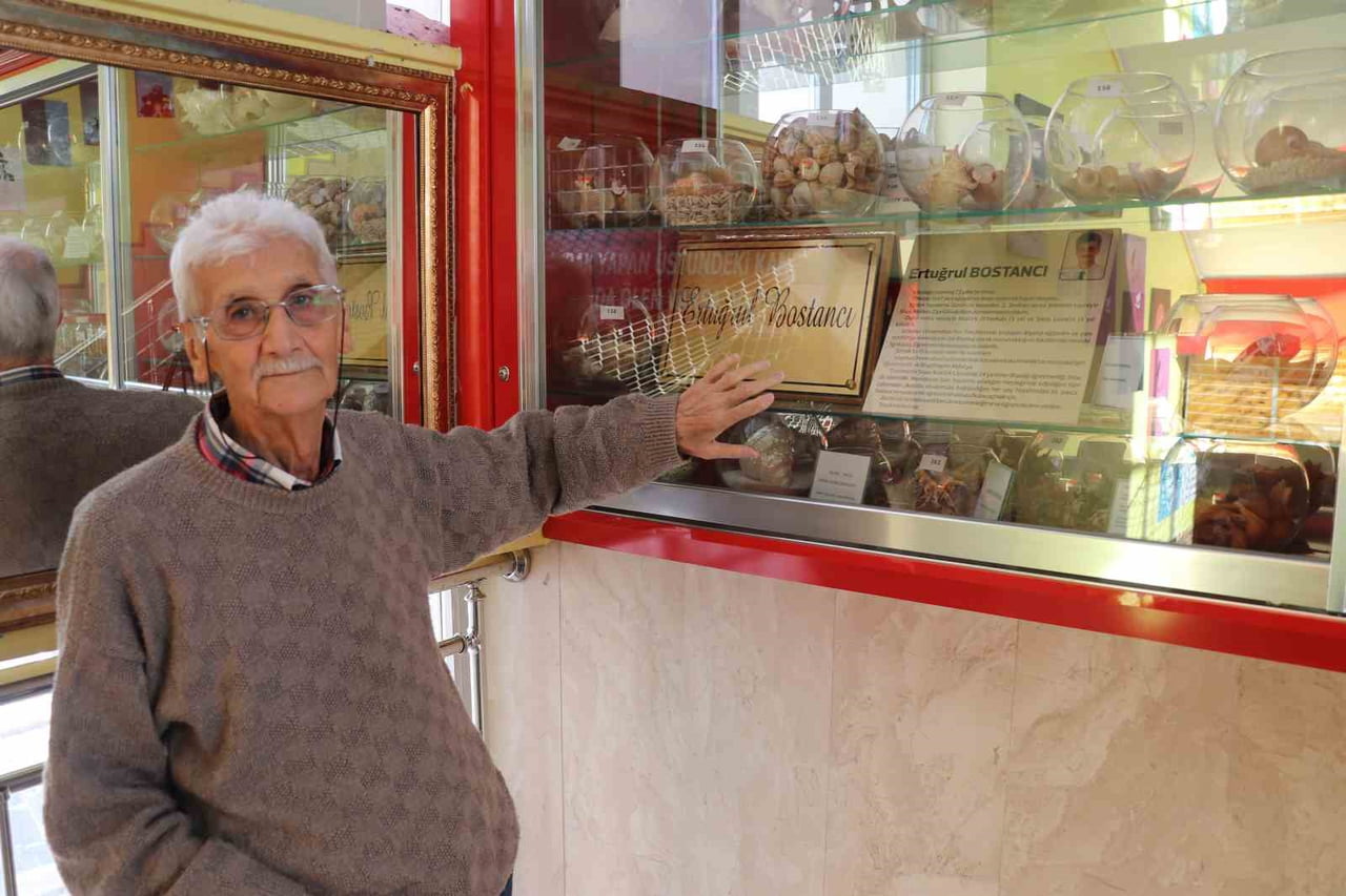 SİVAS’TA 72 YAŞINDAKİ EMEKLİ BİYOLOJİ ÖĞRETMENİ ERTUĞRUL BOSTANCI, ÇOCUKLUK YILLARINDA YAŞADIĞI...