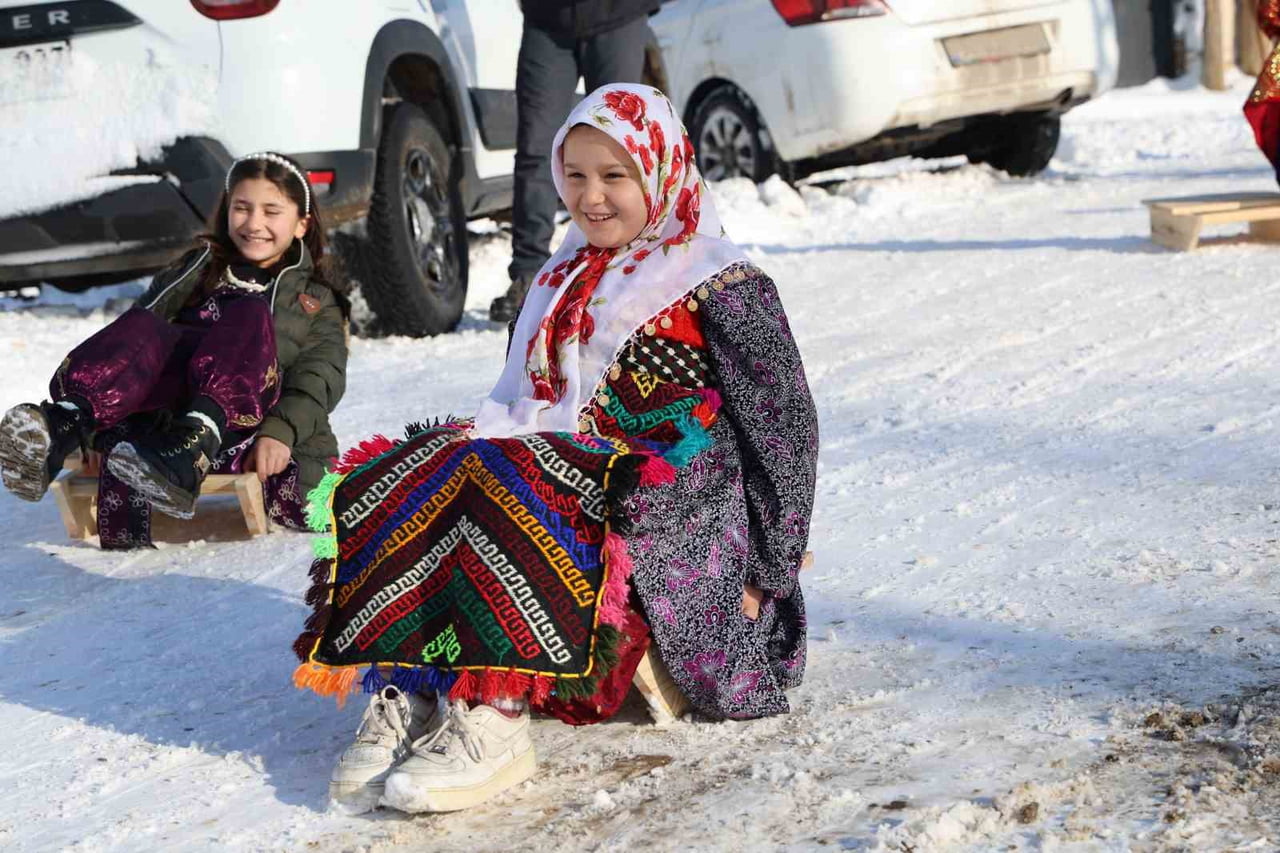SİVAS’TA BİR KÖYDE DAHA ÖNCESİNDE POŞET VE LEĞEN İLE KAYAN ÖĞRENCİLERE AHŞAP KIZAK HEDİYE EDİLDİ....