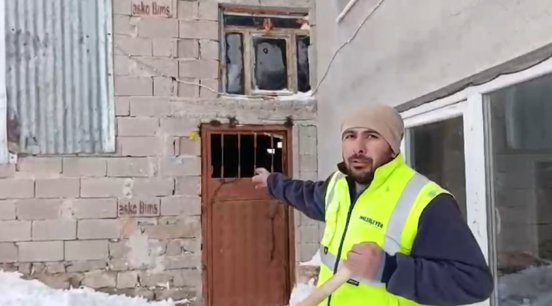 SİVAS’TA BİR KÖYDE ETKİLİ OLAN TİPİDEN KAÇMAK İSTEYEN SAHİPSİZ KÖPEK AHIRA SIĞINDI. AHIRDAN ÇIKMAK...