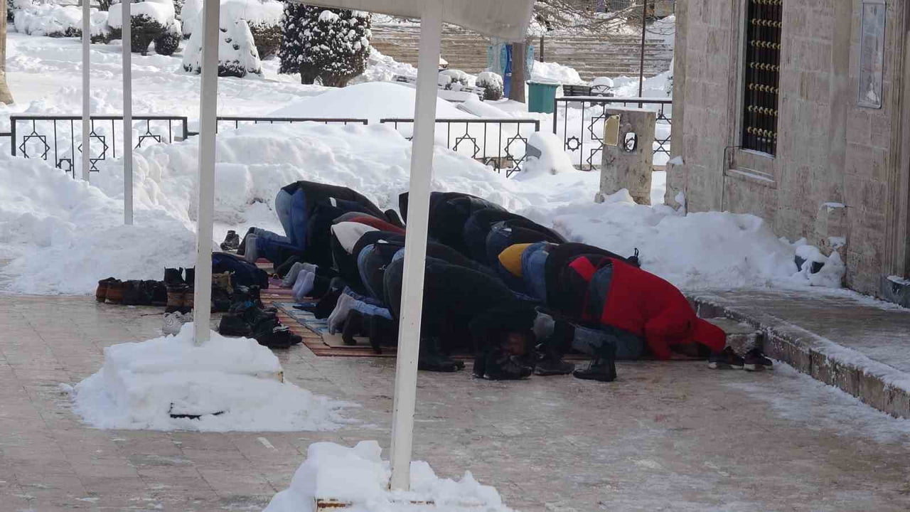 SİVAS’TA CUMA NAMAZINDA CAMİYE SIĞMAYAN CEMAAT, SIFIRIN ALTINDA 10 DERECE DONDURUCU SOĞUĞA ALDIRIŞ...