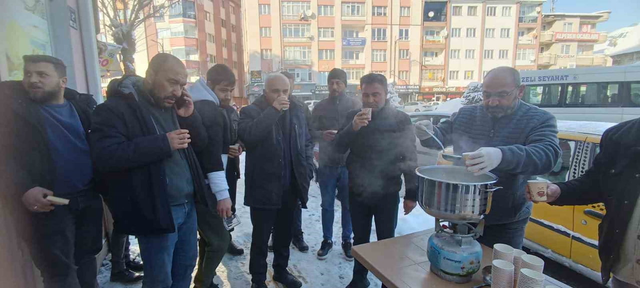 SİVAS’TA DONDURUCU SOĞUKLARDA KARLA MÜCADELE EDEN BELEDİYE ÇALIŞANLARINA BİR ESNAFTAN SICAK SÜT...