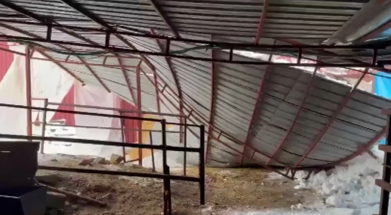 SİVAS’TA ETKİLİ OLAN KAR YAĞIŞI SONRASI BİR ÇİFTLİĞİN SAMANLIĞI ÇÖKTÜ. OLAYDA YARALANAN OLMAZKEN...