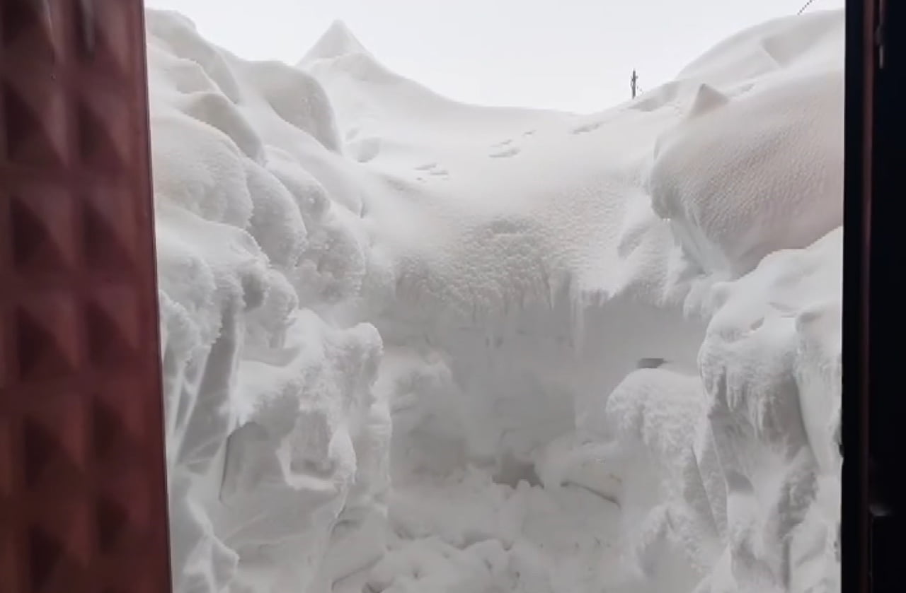 SİVAS’TA ETKİLİ OLAN KAR YAĞIŞI SONRASI BİR ÇİFTLİĞİN SAMANLIĞI ÇÖKTÜ. OLAYDA YARALANAN OLMAZKEN...