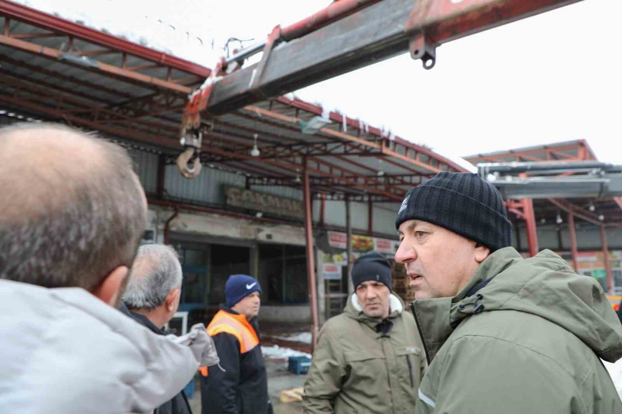 SİVAS’TA ETKİLİ OLAN KAR YAĞIŞI SONRASI TOPTAN SEBZE HALİNDE BAZI İŞ YERLERİNİN ÖNÜNDEKİ...