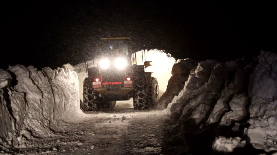 SİVAS’TA ETKİLİ OLAN YOĞUN KAR YAĞIŞI, KIRSAL KESİMLERDE ARAÇ ULAŞIMINI ETKİLEDİ. BİR KÖYDE...