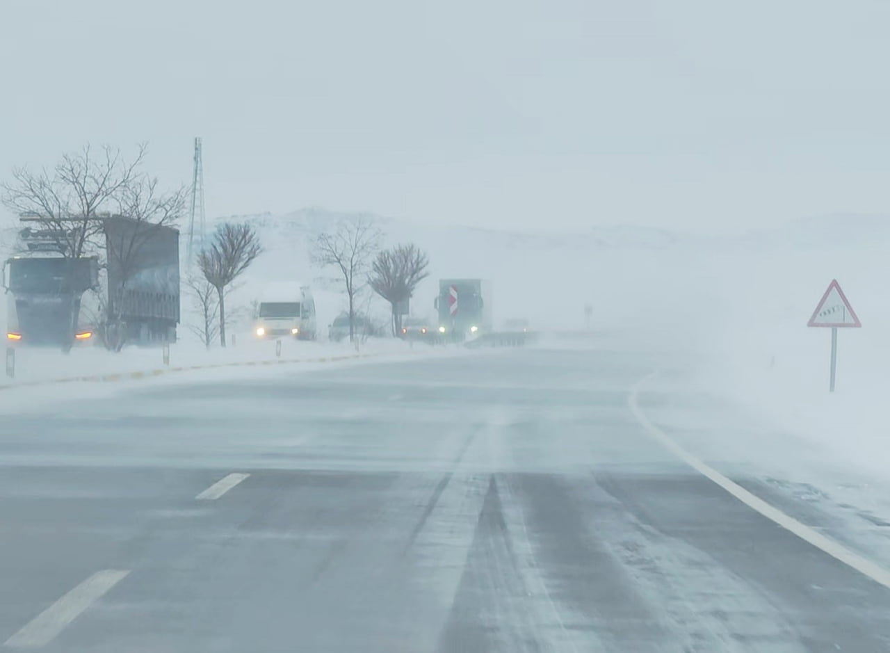 SİVAS’TA ETKİSİNİ SÜRDÜREN SOĞUK HAVA VE KAR YAĞIŞI ULAŞIMI FELÇ ETTİ, BİN 455 YERLEŞİM YERİNDEN...
