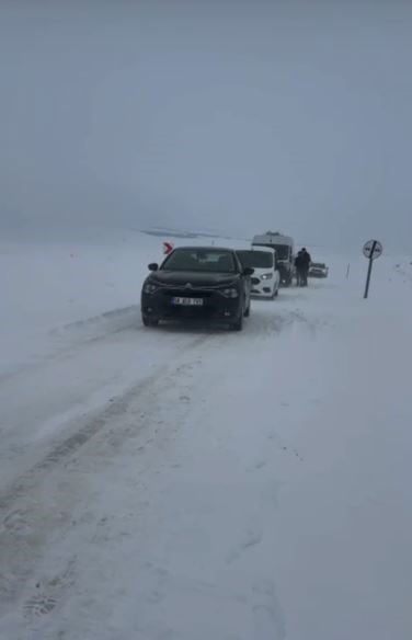 SİVAS’TA GECE SAATLERİNDEN BU YANA ETKİLİ OLAN YOĞUN KAR VE TİPİ, ULAŞIMDA AKSAMALARA NEDEN OLDU....