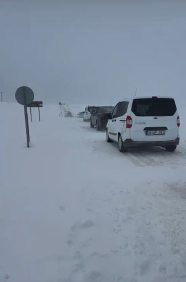 SİVAS’TA GECE SAATLERİNDEN BU YANA ETKİLİ OLAN YOĞUN KAR VE TİPİ, ULAŞIMDA AKSAMALARA NEDEN OLDU....