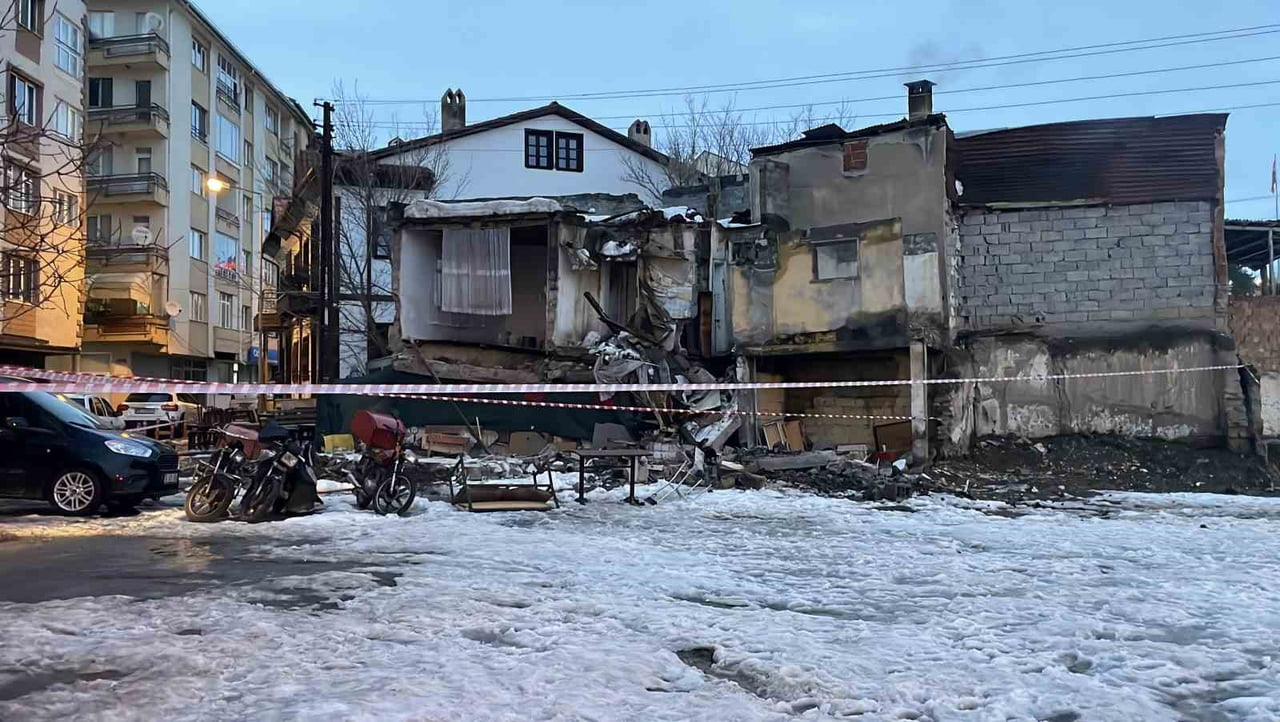SİVAS’TA HALİT RIFAT PAŞA MAHALLESİ BULUNAN METRUK BİNA BİLİNMEYEN BİN NEDENLE ÇÖKTÜ, MAHALLEDE...