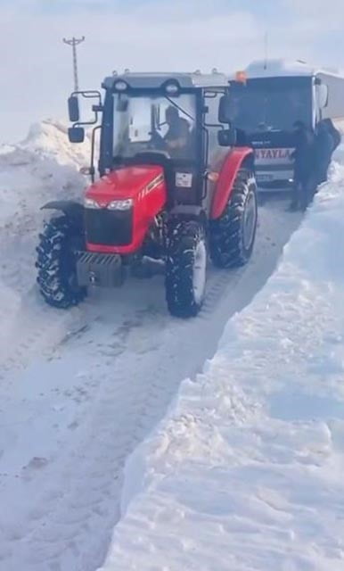 SİVAS’TA İLÇE SEFERİ YAPAN YOLCU MİDİBÜSÜ KARA SAPLANARAK MAHSUR KALDI. DURUMU ÖĞRENEN BİR MUHTAR...