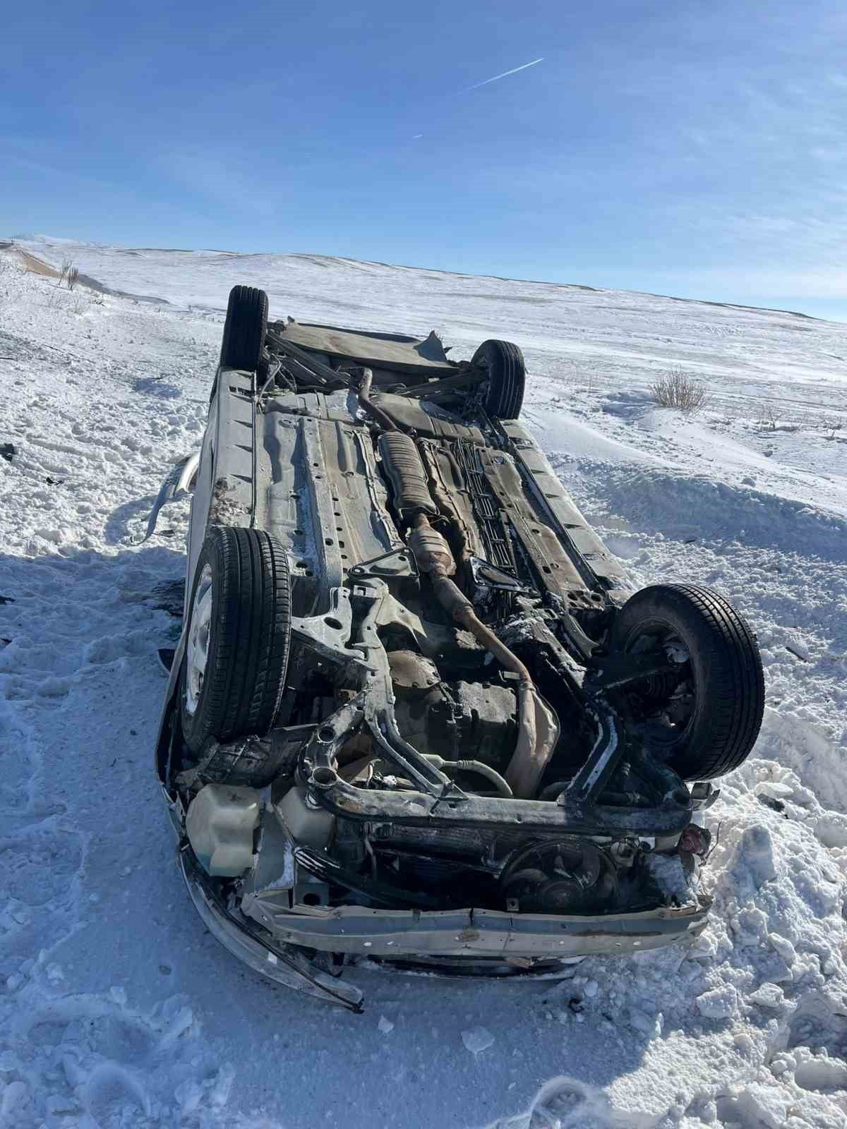 SİVAS’TA KONTROLDEN ÇIKAN OTOMOBİL TAKLA ATTI, OTOMOBİLDEKİ 4 KİŞİ YARALANDI.