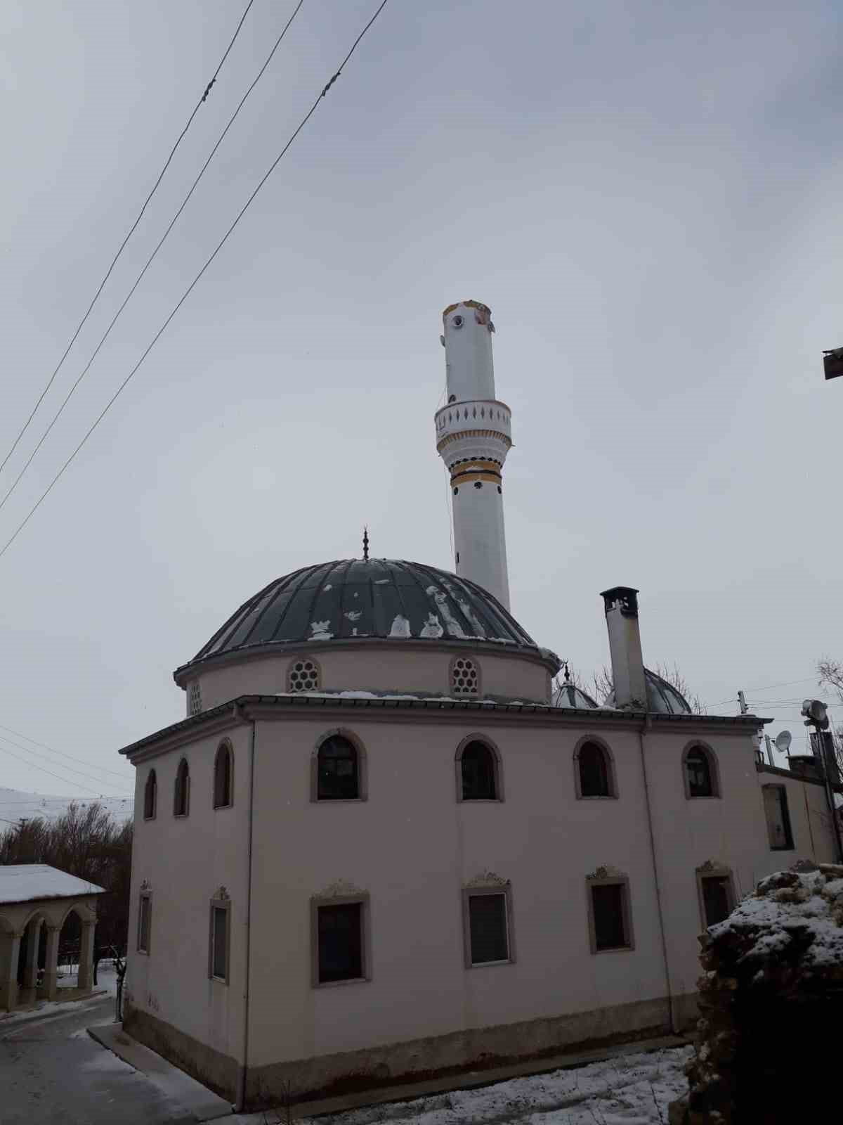SİVAS’TA MERKEZE BAĞLI PINARCA KÖYÜNDE ETKİLİ OLAN ŞİDDETLİ RÜZGÂR NEDENİYLE CAMİNİN MİNARE KÜLAHI...