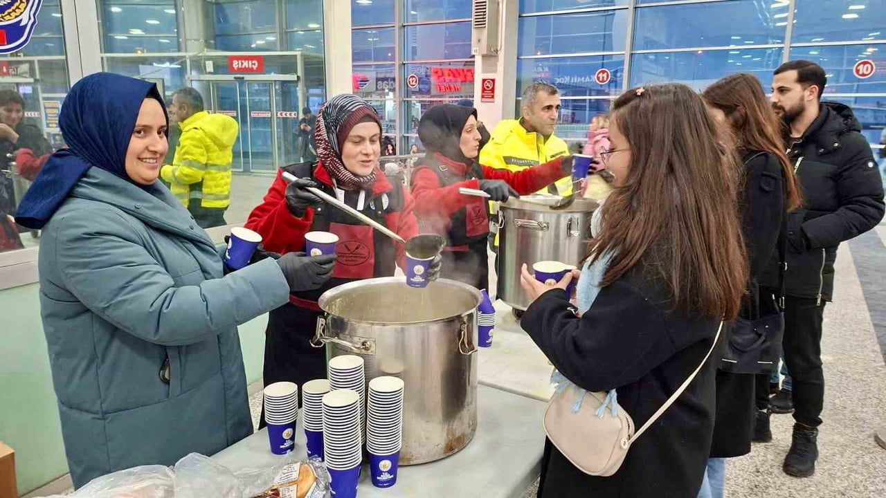 SİVAS’TA SON 20 YILIN EN YOĞUN KAR YAĞIŞI HAYATI OLUMSUZ ETKİLEDİ. ULAŞIMDA AKSAMALAR YAŞANAN...