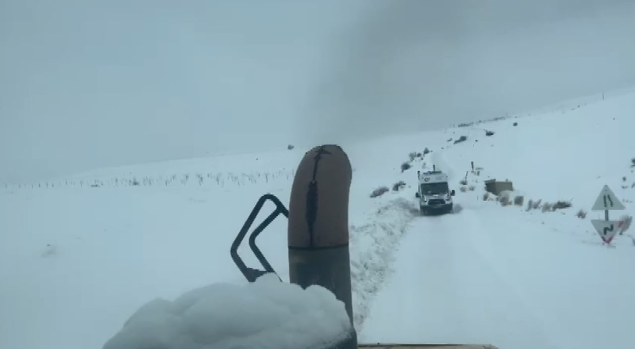 SİVAS’TA YAĞAN KAR NEDENİYLE YOLU ULAŞIMA KAPANAN KÖYDE MAHSUR KALAN BİR HASTA, KARLA MÜCADELE...