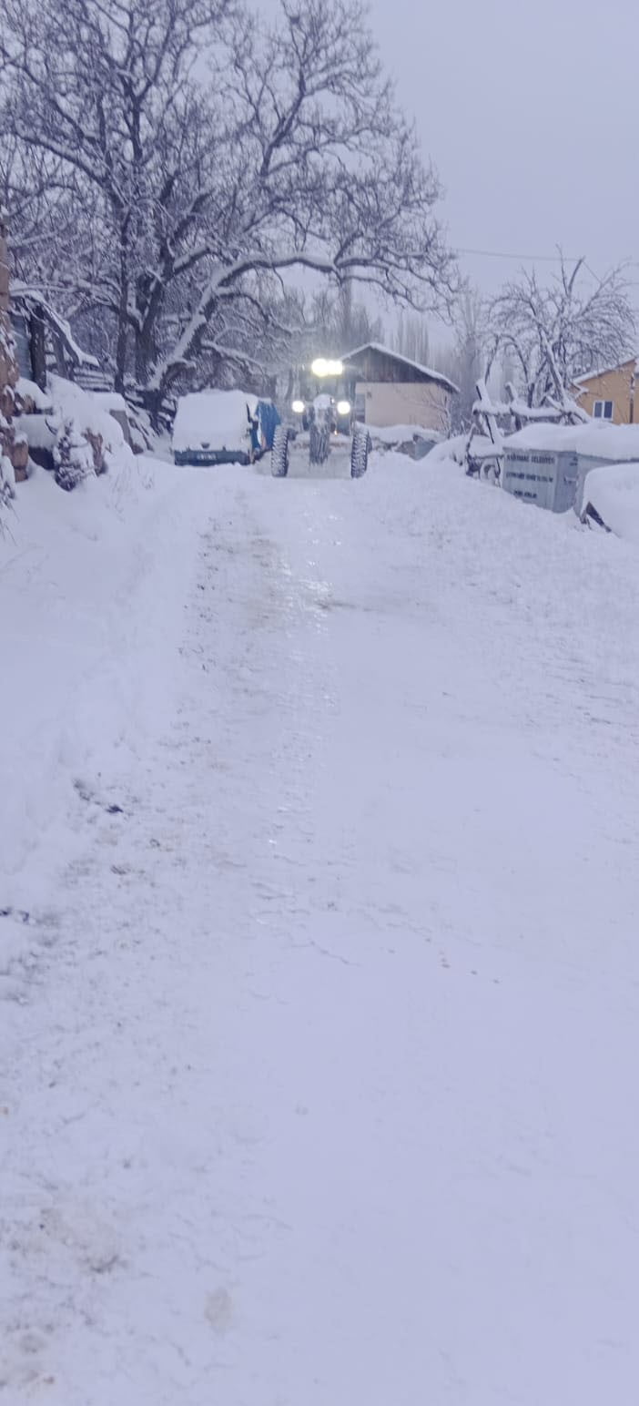 SİVAS’TA YAĞAN YOĞUN KAR NEDENİYLE BİN 420 YERLEŞİM YERİNDEN YAKLAŞIK 850’SİNİN YOLU ARAÇ...