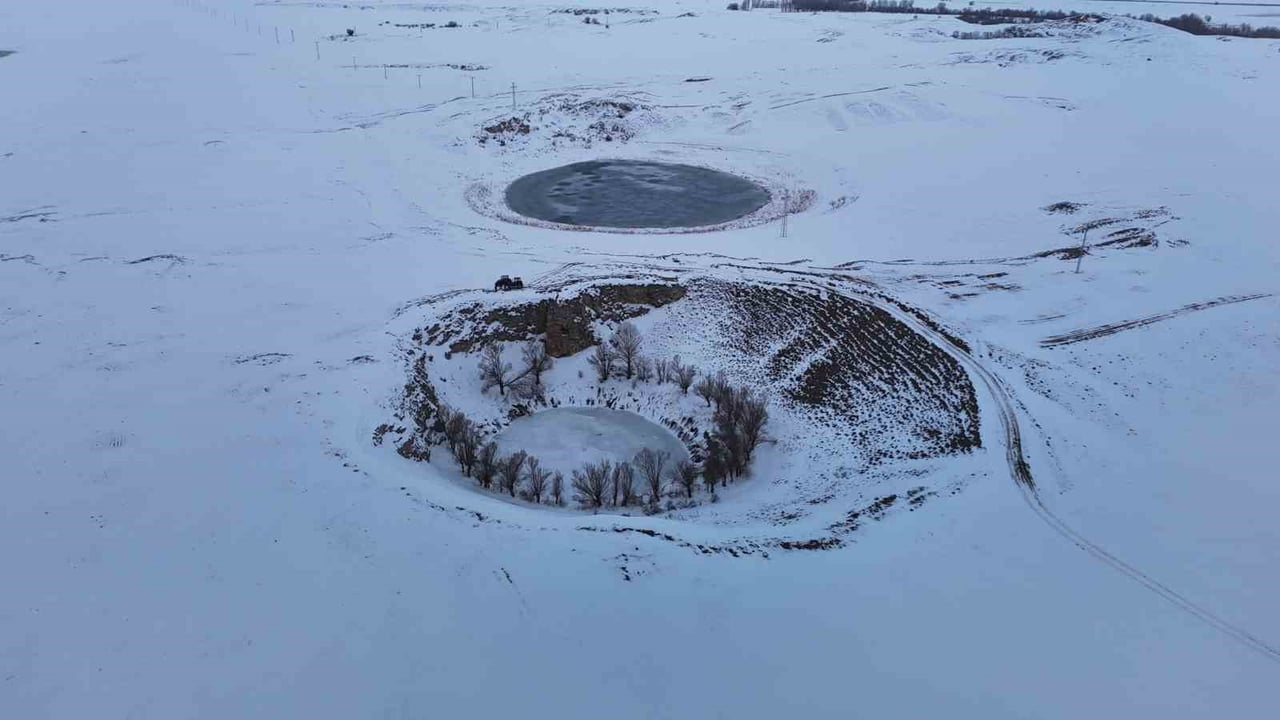 SİVAS’TA YAN YANA BULUNAN VE GÖZE BENZEYEN AĞGÖL VE KARAGÖL SOĞUK HAVANIN ETKİSİYLE DONDU. HER...