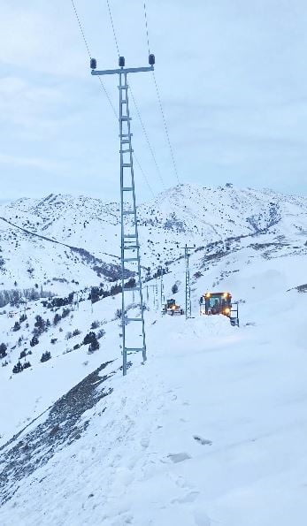 SİVAS’TA YAŞADIĞI KÖYDE RAHATSIZLANAN HASTA KADIN İÇİN EKİPLER SEFERBER OLDU. EKİPLERİN 5 SAATLİK...