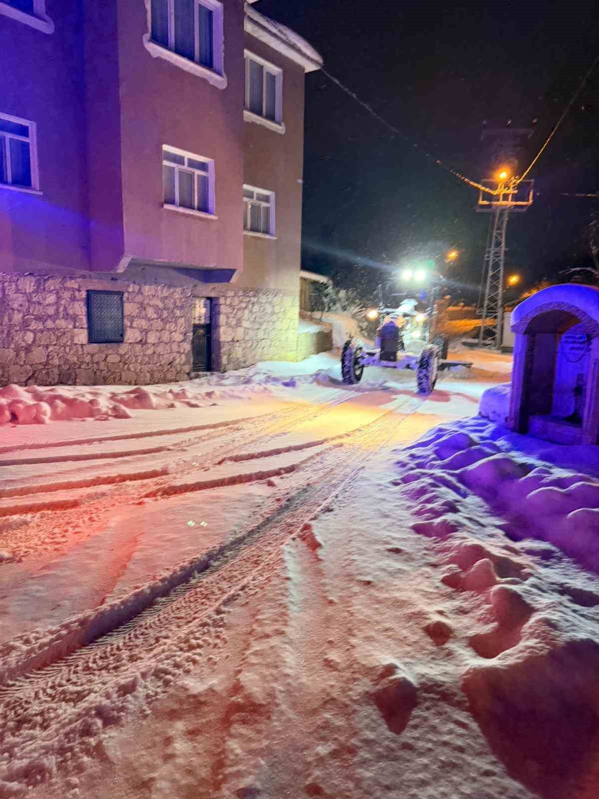 SİVAS’TA YOĞUN KAR NEDENİYLE YOLU KAPANAN KÖYDE MAHSUR KALAN HASTA VATANDAŞA, İL ÖZEL İDARESİ...