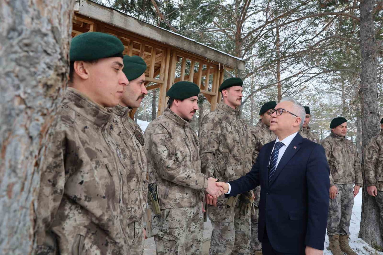 SİVAS VALİSİ YILMAZ ŞİMŞEK ASKERLE BİR ARAYA GELDİ