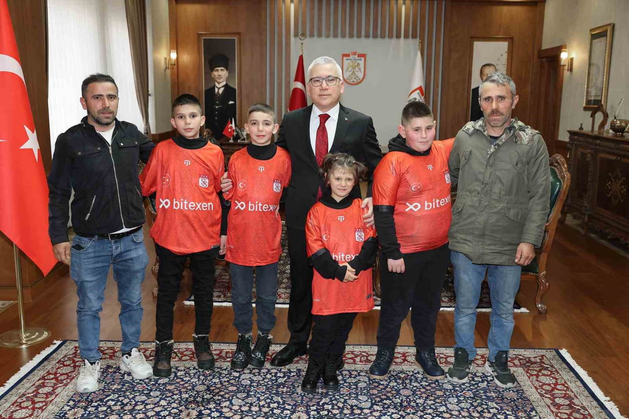 SİVAS VALİSİ YILMAZ ŞİMŞEK, KARDAN KIZ KULESİ YAPAN ÇOCUKLARI MAKAMINDA AĞIRLADI