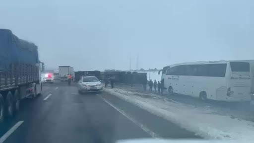 Siverek-Şanlıurfa karayolunda Mercedes tır devrildi: Ulaşım tek şeritten sağlanıyor