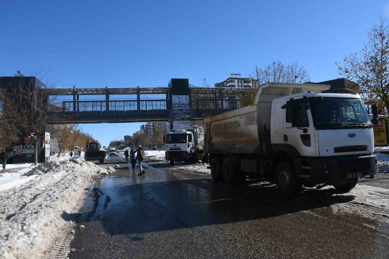 SİVEREK’TE KAR KÜTLELERİ KAMYONLARLA ŞEHİR DIŞINA TAŞINIYOR