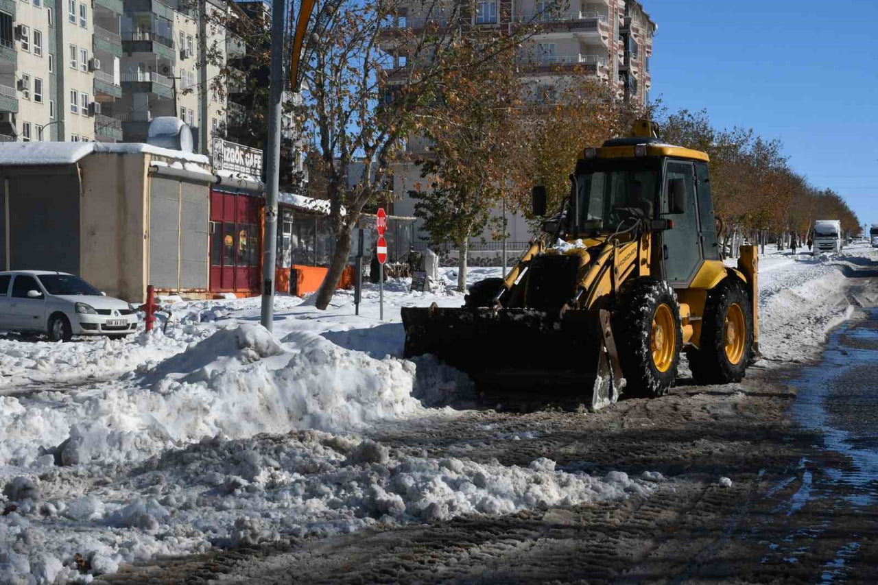 SİVEREK’TE KAR KÜTLELERİ KAMYONLARLA ŞEHİR DIŞINA TAŞINIYOR