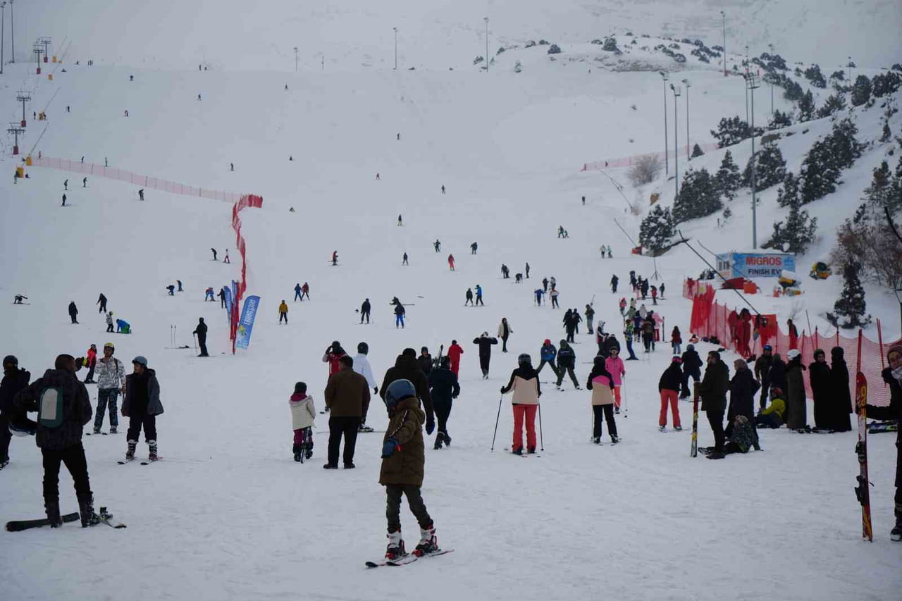 SON DÖNEMİN POPÜLER RAP SANATÇILARINDAN ÇAKAL.95 LAKAPLI EMİRHAN ÇAKAL, KAYAK YAPMAK İÇİN...