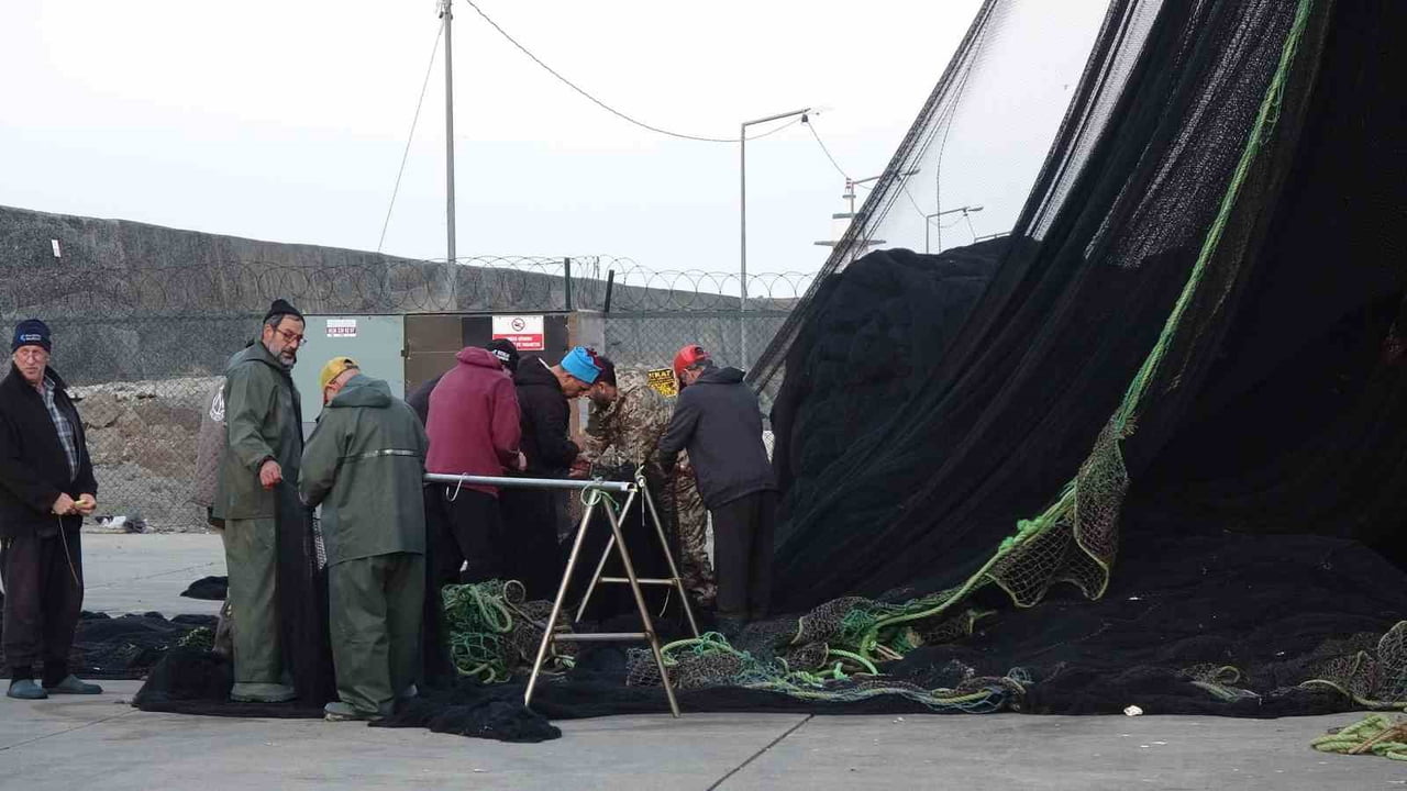 ŞU ANDA TEKNELER AĞIRLIKLI OLARAK İSTAVRİT AVINA YÖNELİRKEN ÖZELLİKLE DENİZ DİBİNDEKİ DEMİR...