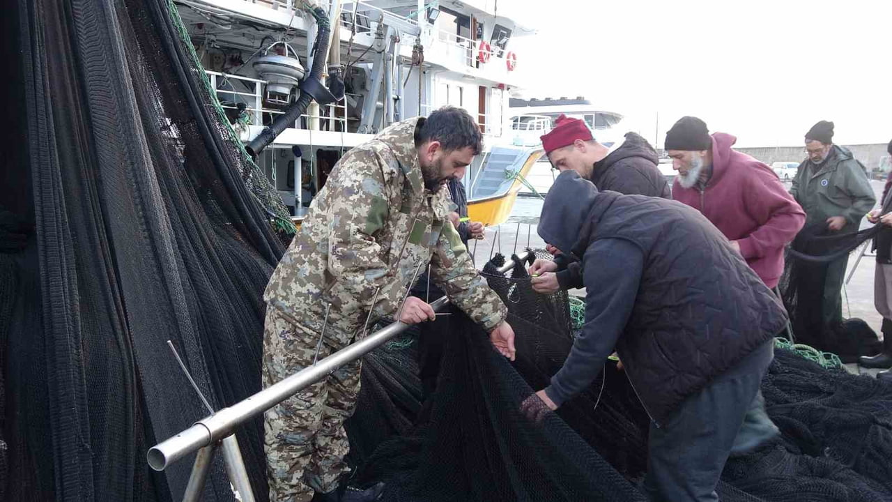 ŞU ANDA TEKNELER AĞIRLIKLI OLARAK İSTAVRİT AVINA YÖNELİRKEN ÖZELLİKLE DENİZ DİBİNDEKİ DEMİR...