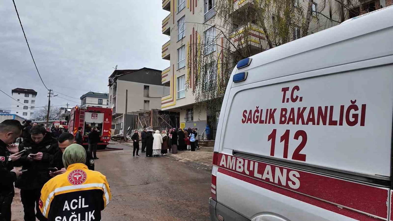 SULTANBEYLİ'DE 5 KATLI BİR BİNANIN 3’ÜNCÜ KATINDA ÇIKAN YANGINDA BİNADA MAHSUR KALAN 12 KİŞİ...