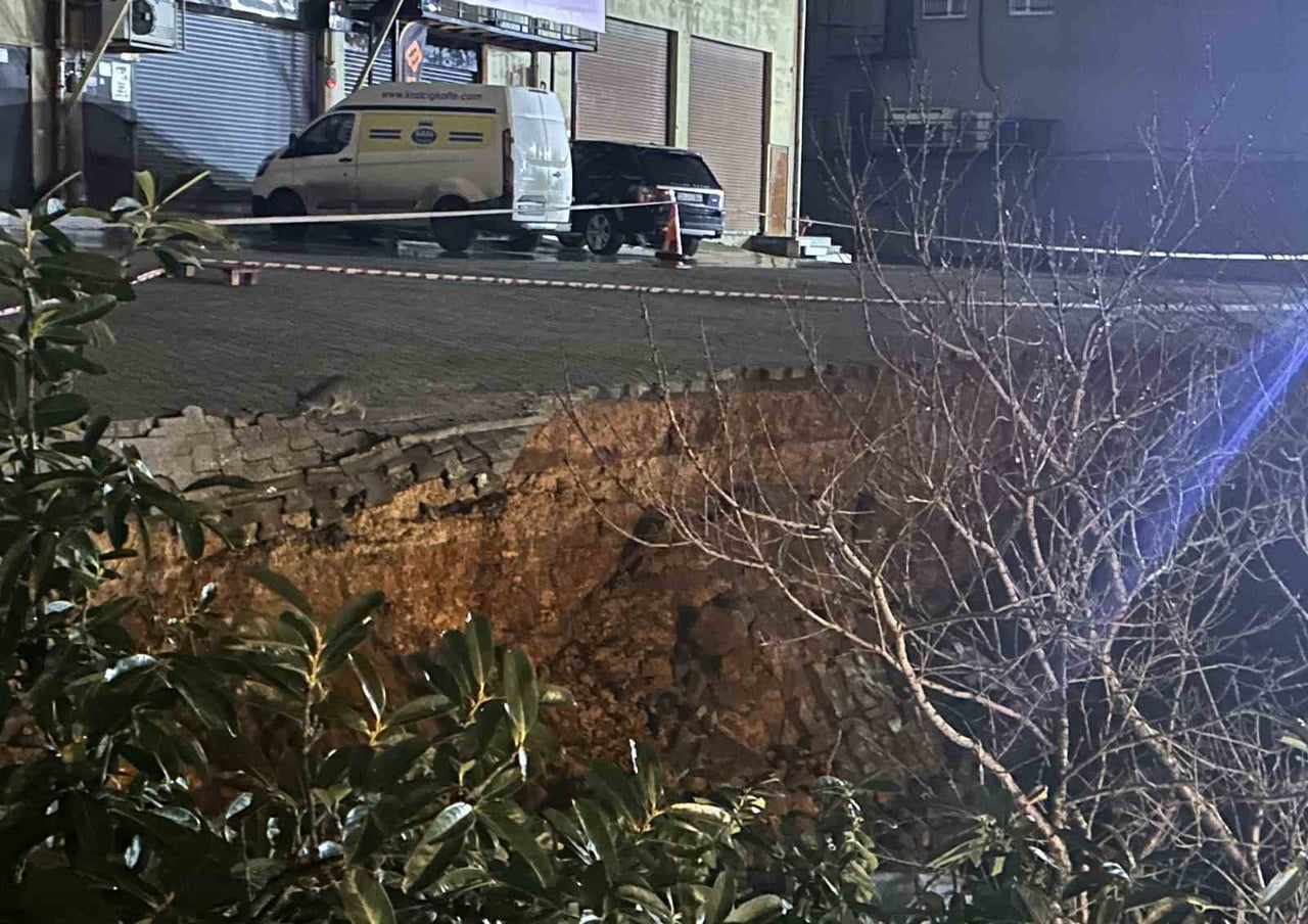 SULTANBEYLİ'DE ÇÖKEN İSTİNAT DUVARI PANİĞE NEDEN OLDU. BAZI PARÇALAR VE AHŞAP PALETLER BİR...