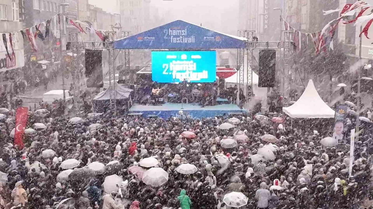 SULTANBEYLİ BELEDİYESİ EV SAHİPLİĞİNDE DÜZENLENEN 2. HAMSİ FESTİVALİ OLUMSUZ HAVA ŞARTLARINA...