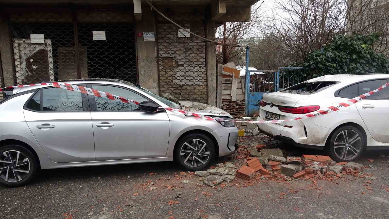 SULTANBEYLİ’DE DÖRT KATLI BİR BİNANIN 3’ÜNCÜ KATINDAKİ BALKONUN ÇÖKMESİ SONUCU PARK HALİNDEKİ 2...