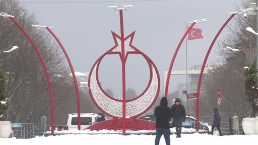 Sultangazi'de kar yağışı aralıklarla sürüyor