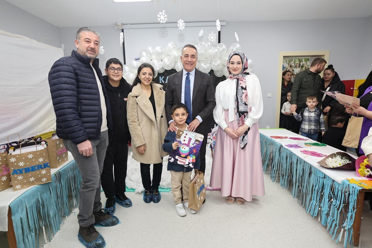 SULTANGAZİ BELEDİYE BAŞKANI ABDURRAHMAN DURSUN, MİNİKLERİN İLK DÖNEM KARNE HEYECANINA ORTAK OLDU....