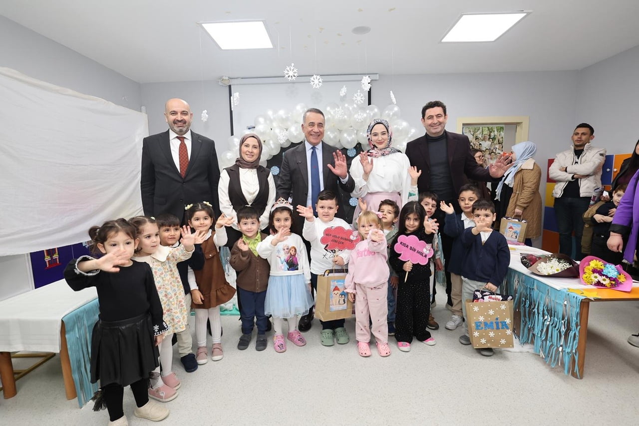 SULTANGAZİ BELEDİYE BAŞKANI ABDURRAHMAN DURSUN, MİNİKLERİN İLK DÖNEM KARNE HEYECANINA ORTAK OLDU....