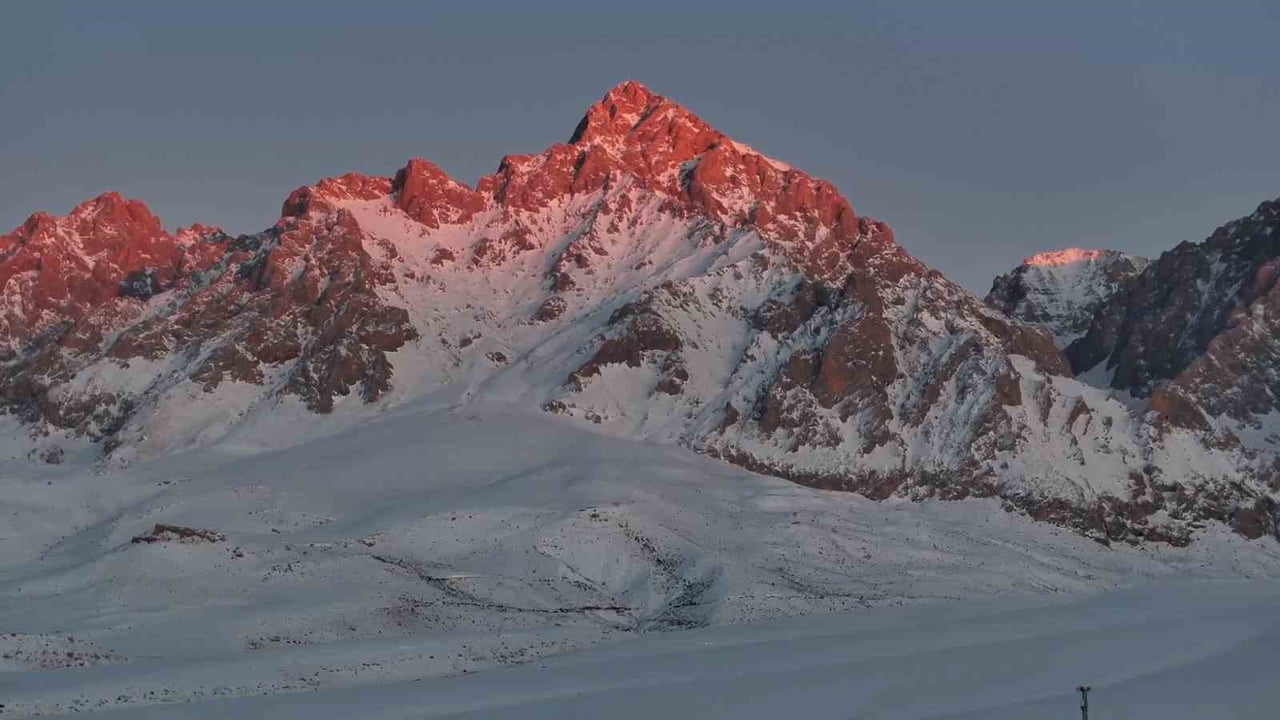 SUNDUĞU DOĞAL GÜZELLİKLERLE YILIN HER DÖNEMİ DOĞASEVERLERİN İLGİSİNİ ÇEKEN ALADAĞLAR, KIŞ...