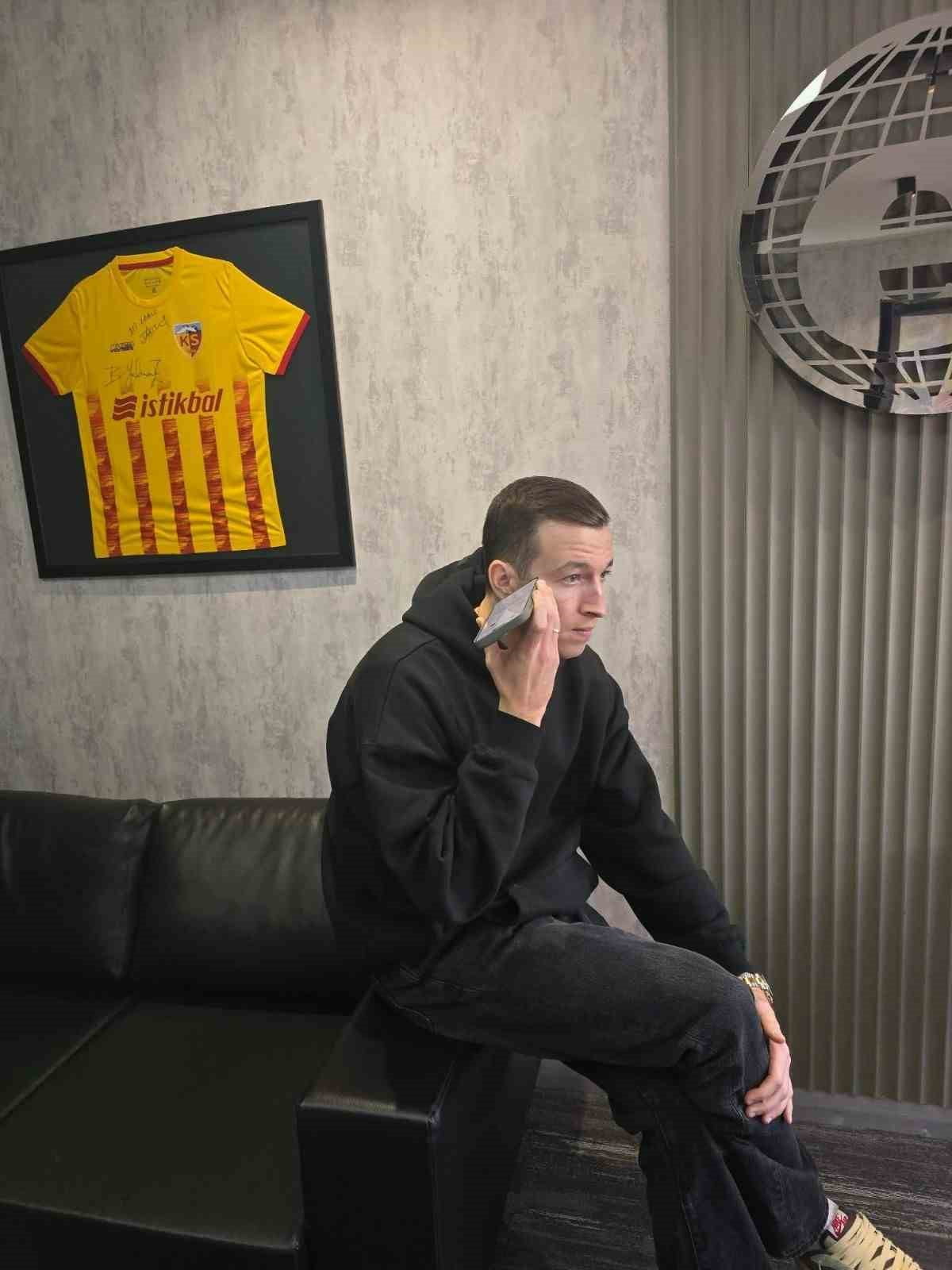 SÜPER LİG EKİPLERİNDEN KAYSERİSPOR’UN YENİ TRANSFERİ DENİS MAKAROV KAYSERİ’YE GELDİ.