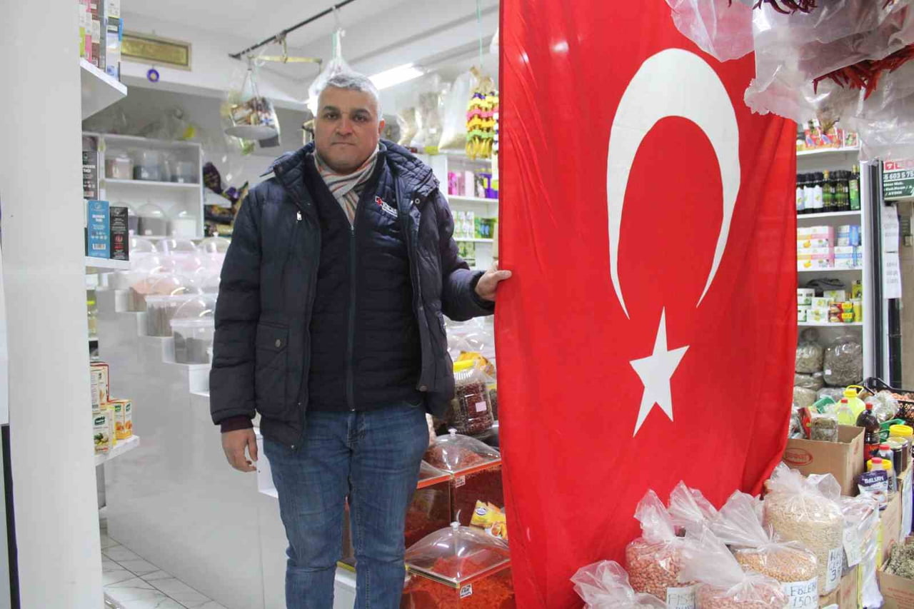 SURİYE HATTINDA TÜRK BAYRAĞINA YÖNELİK YAPILAN SALDIRIYA TEPKİ GÖSTEREN ESNAF MUSTAFA YALÇINKAYA...