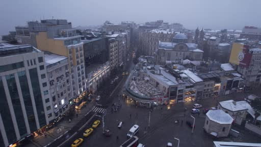 Taksim'de kar yağışı böyle görüntülendi