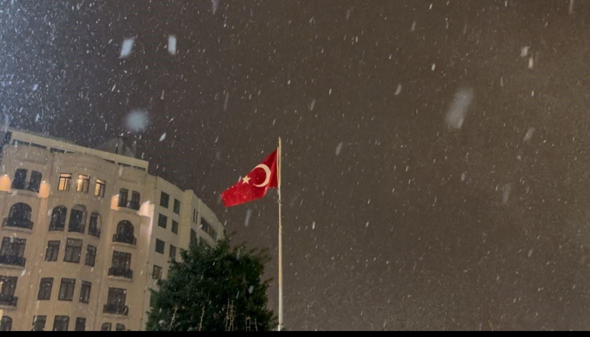 TAKSİM’DE KAR YAĞIŞI GECE SAATLERİNDE ETKİSİNİ GÖSTERDİ  2