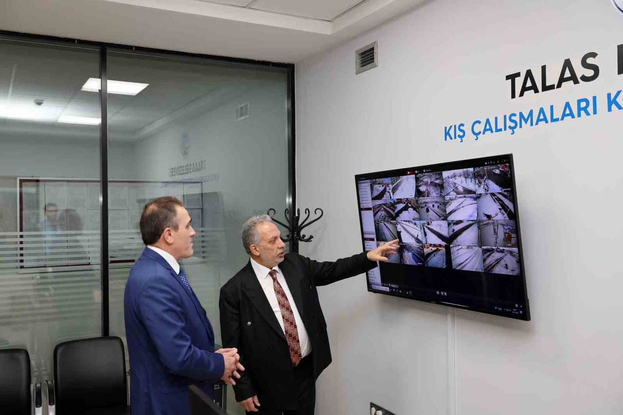 TALAS BELEDİYE BAŞKANI MUSTAFA YALÇIN İLE İLÇE KAYMAKAMI İLYAS MEMİŞ, BELEDİYE HİZMET BİNASI...