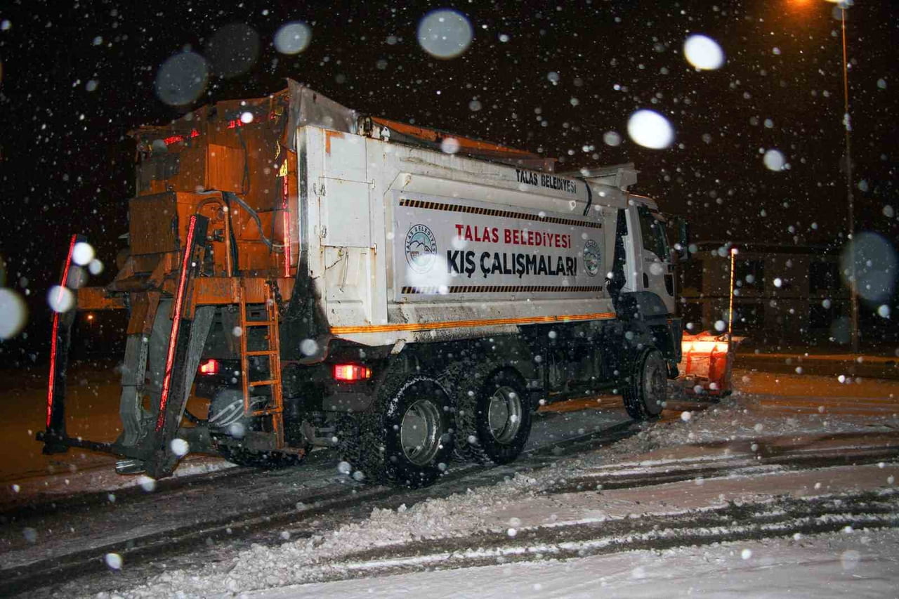 TALAS BELEDİYE BAŞKANI MUSTAFA YALÇIN İLE İLÇE KAYMAKAMI İLYAS MEMİŞ, BELEDİYE HİZMET BİNASI...