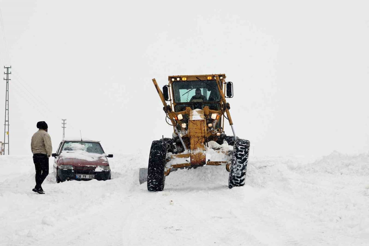 TALAS BELEDİYESİ KIŞ ÇALIŞMALARI EKİPLERİ; YENİDEN ETKİLİ OLAN KAR YAĞIŞIYLA BERABER ÇALIŞMALARINI...