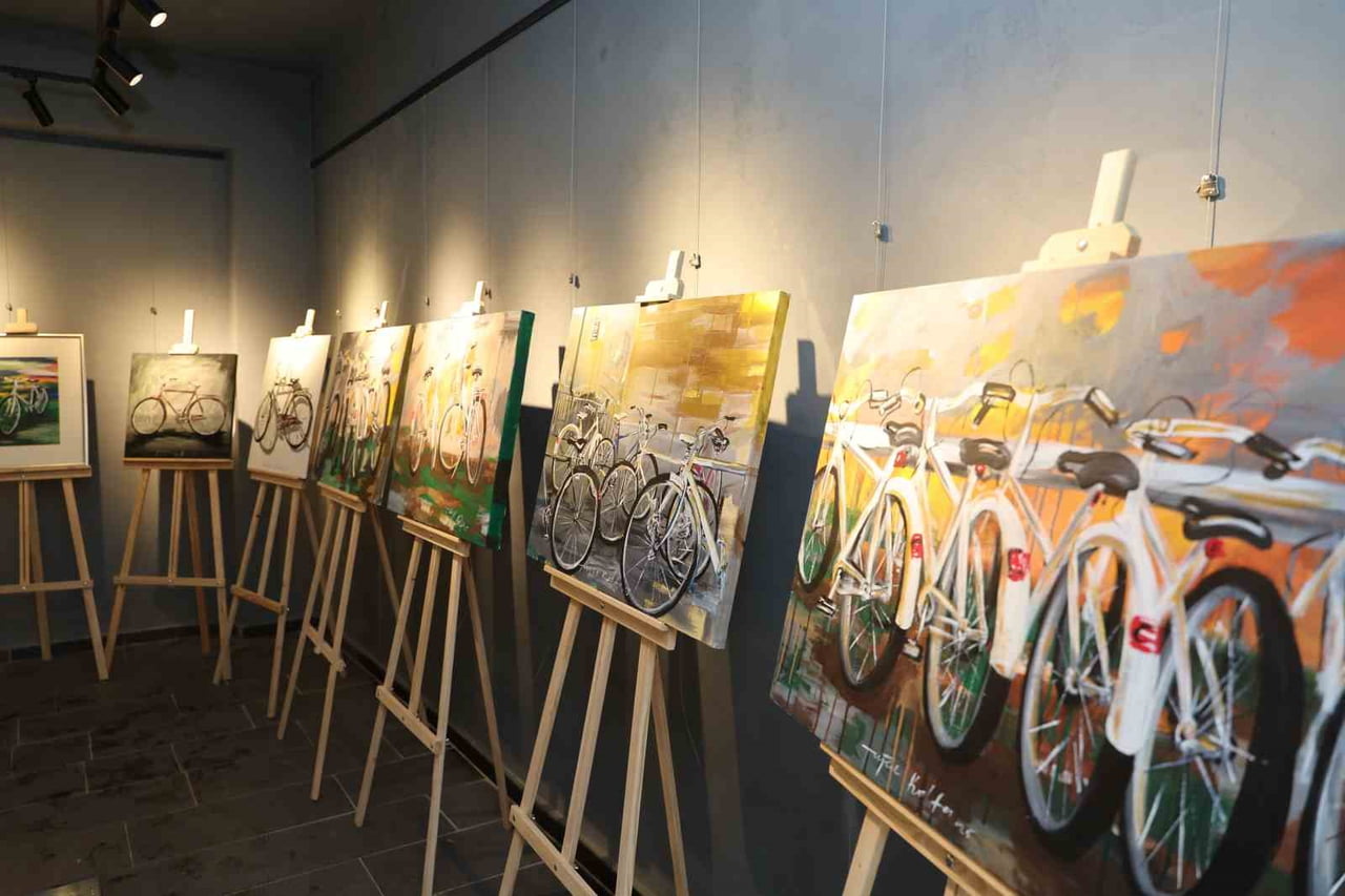 TALAS BELEDİYESİ SU MEDENİYETİ GALERİSİ, SANATÇI TUĞÇE KALFA’NIN BİSİKLET TEMALI RESİM SERGİSİNE...
